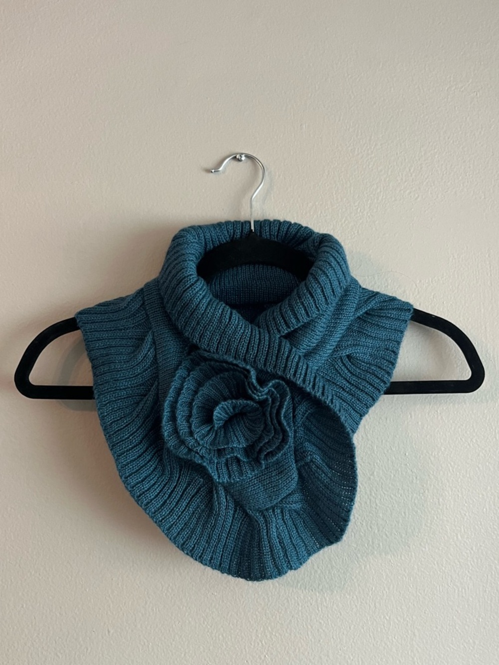 Ribbed Teal Knit Collar Scarf With Rose and Eyelet Closure